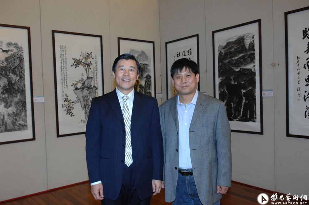 说明:与沈鹏在2010年全国两会上 照片标题:2010年与韩敬远参观画展