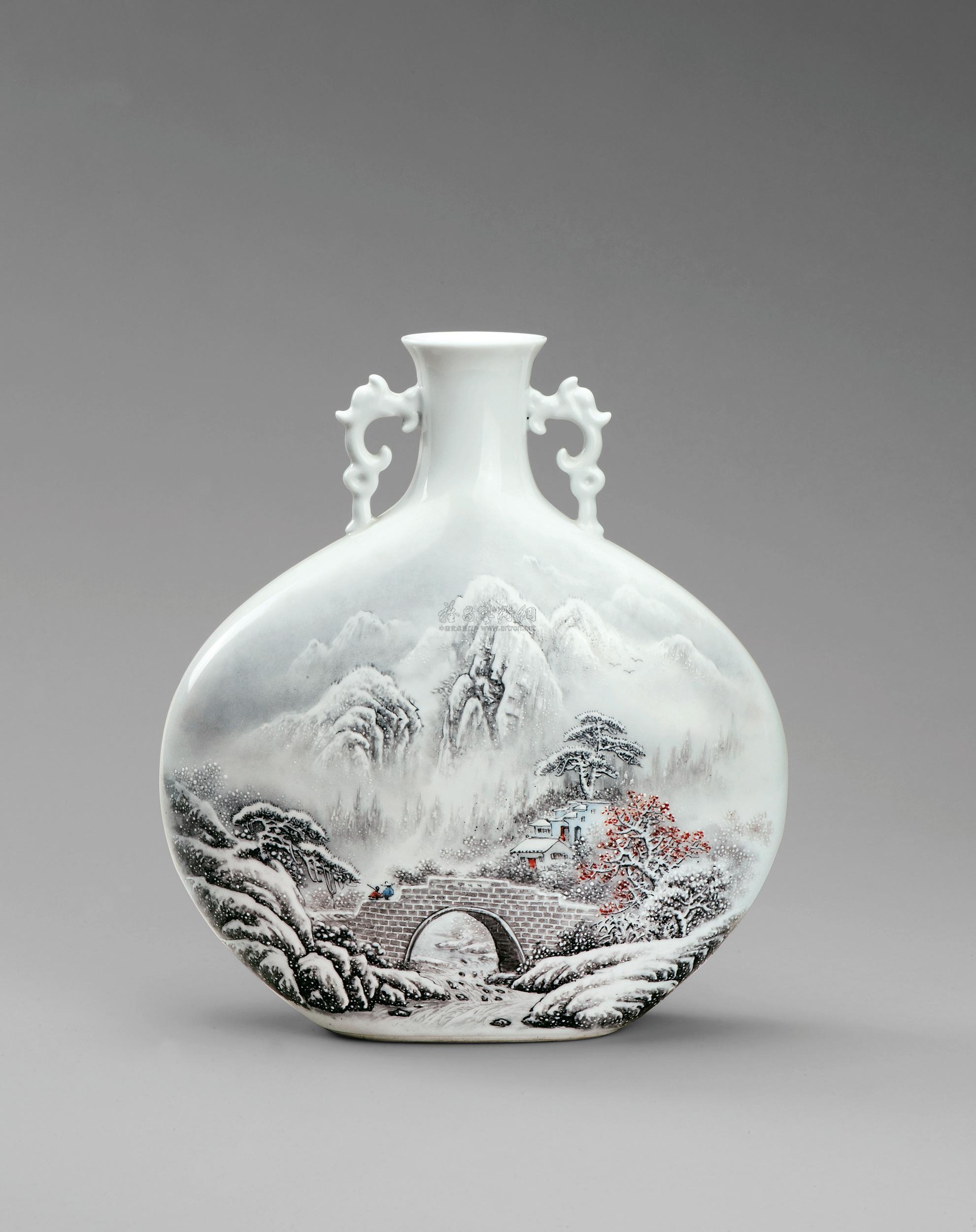 4161 袁世文 粉彩雪景山水双耳扁瓶