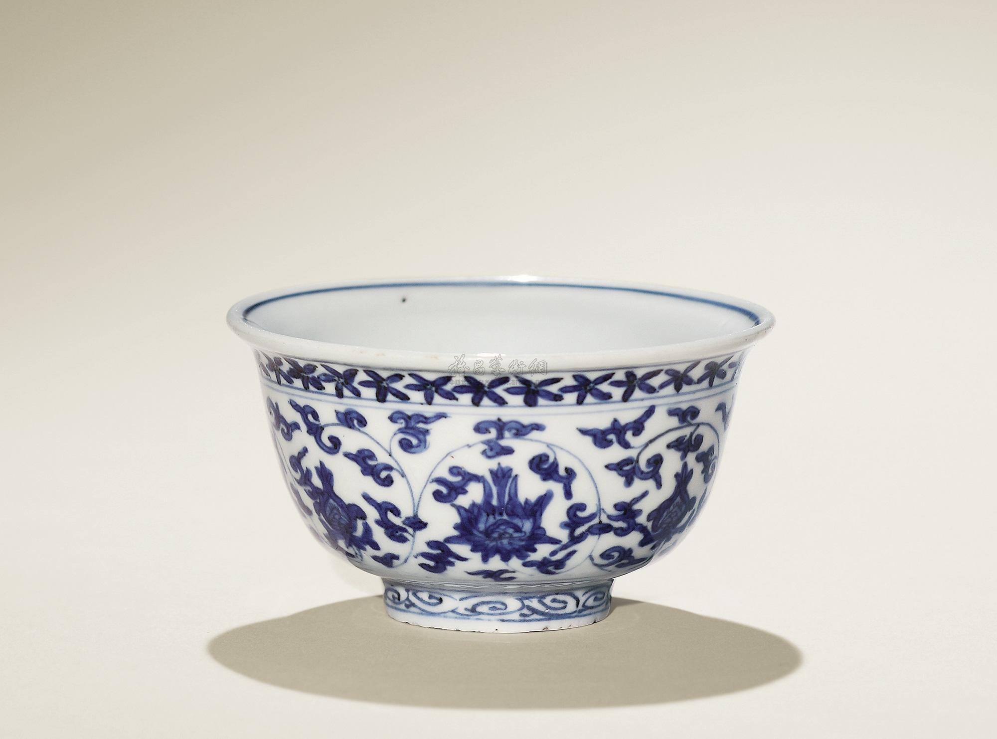 5586 明万历 仿永乐青花缠枝莲压手杯