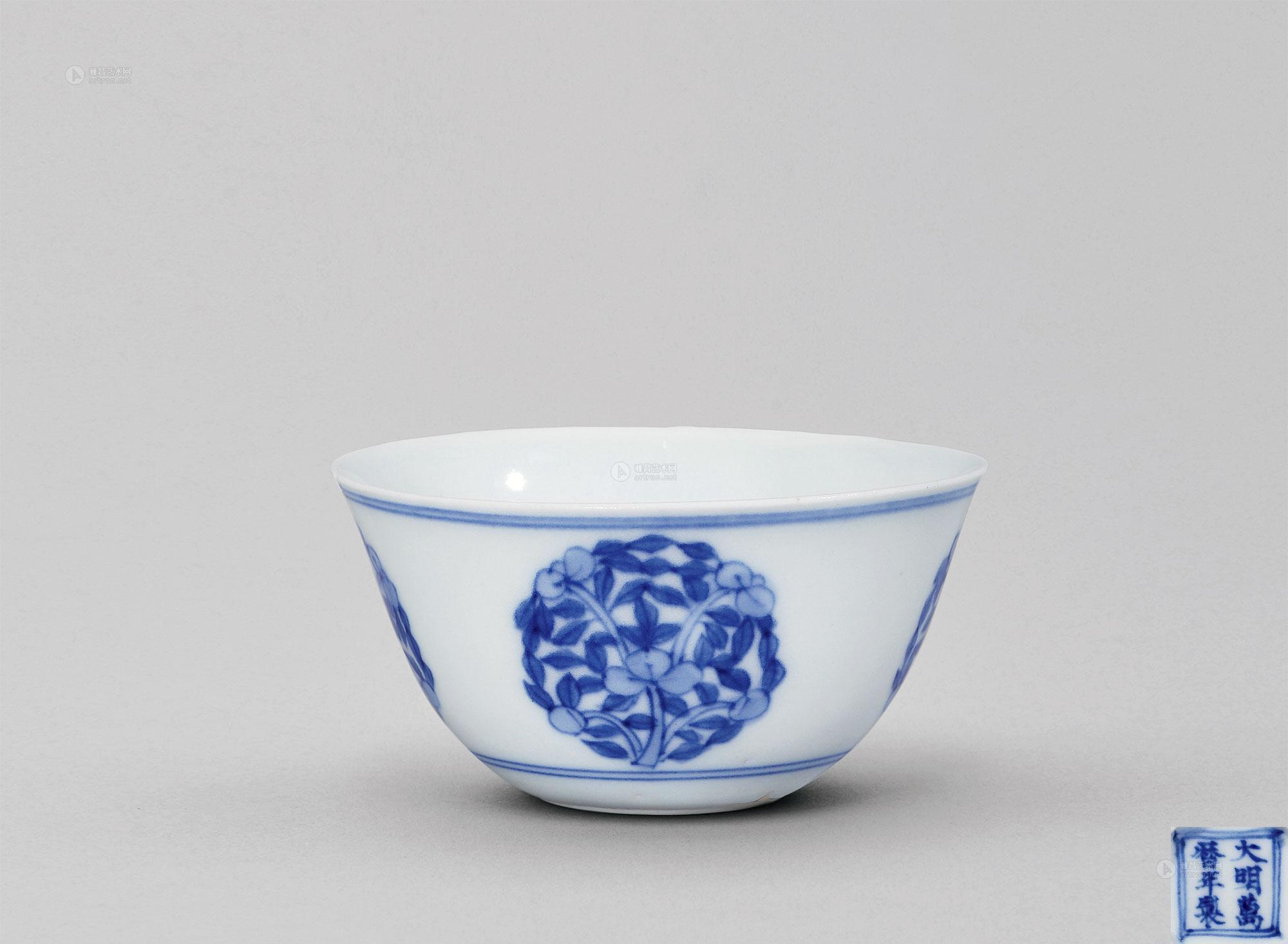 0012明万历15731619年作仿成化青花团花图卧足杯