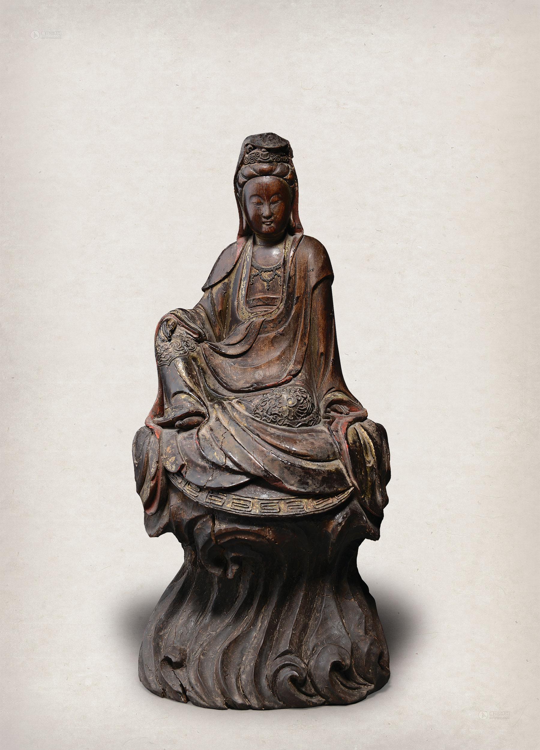 福建沙县风格 这尊观音木雕坐像为清代福建沙县地区雕刻风格,《佛经》谓观音菩萨有不同形象的法身,这尊坐像,整体游戏坐,头部发髻垂肩,面部雕刻细腻,胸前璎珞比例协调,衣皱下垂比例适中,下身出海莲花法座边缘雕刻精细,保存状态完好,是同时期木造宗教像中的精品。