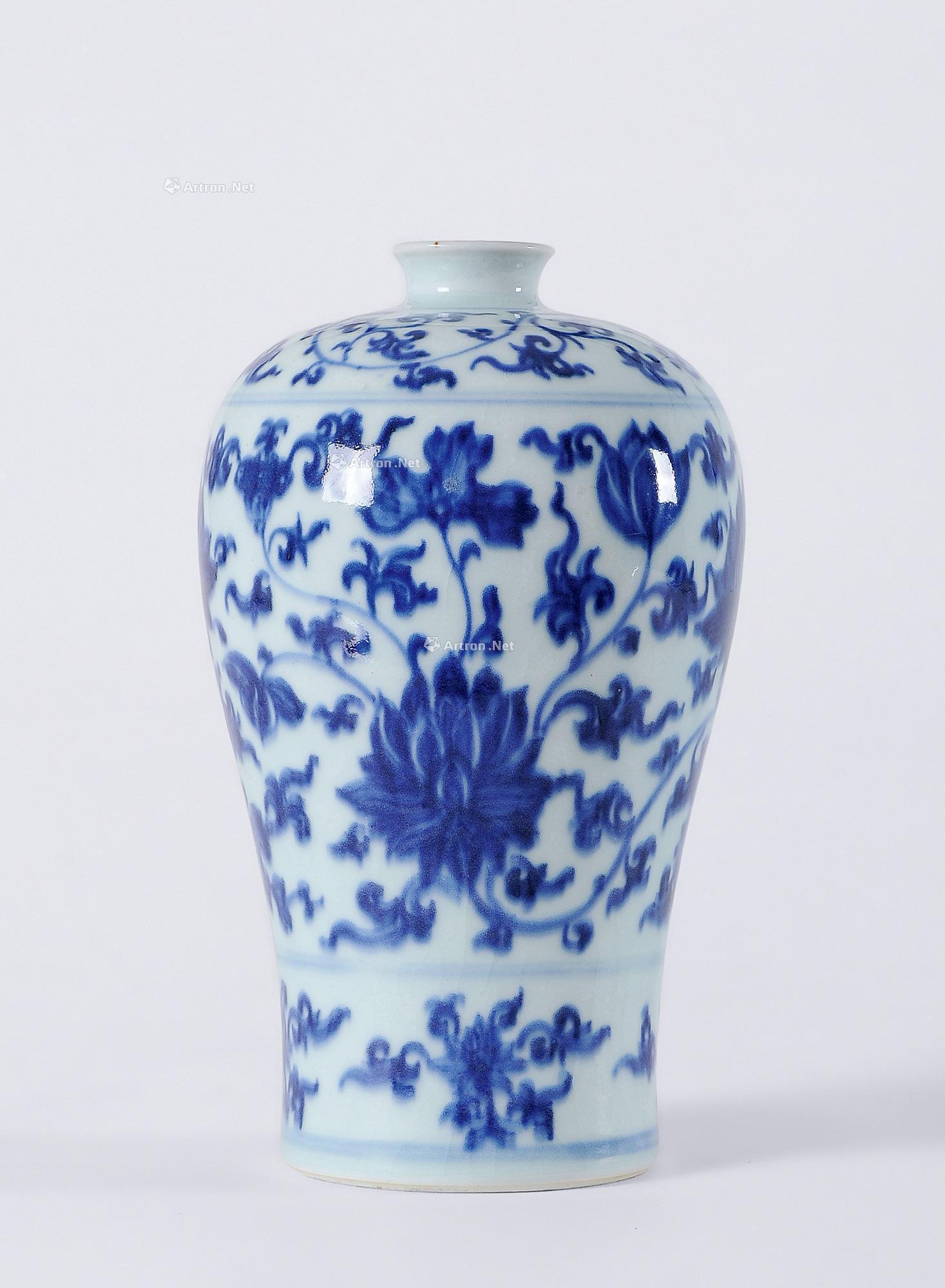 1319清雍正青花缠枝莲纹梅瓶