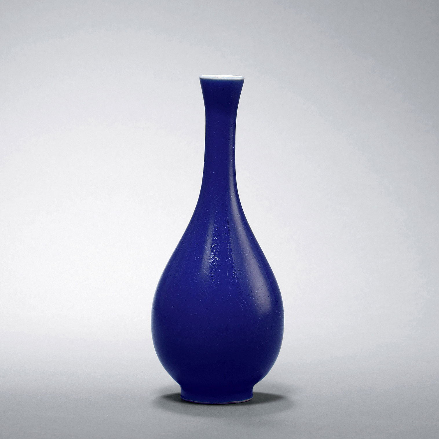 6049 清18世纪 霁蓝釉鹅颈瓶