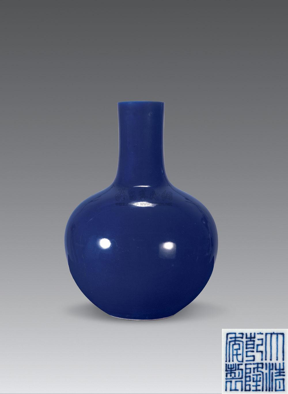 *2389 清乾隆 霁蓝釉天球瓶