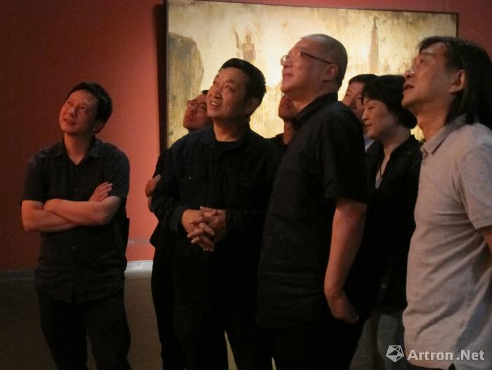 许江院长,艺术家井士剑,艺术家顾黎明在展览现场