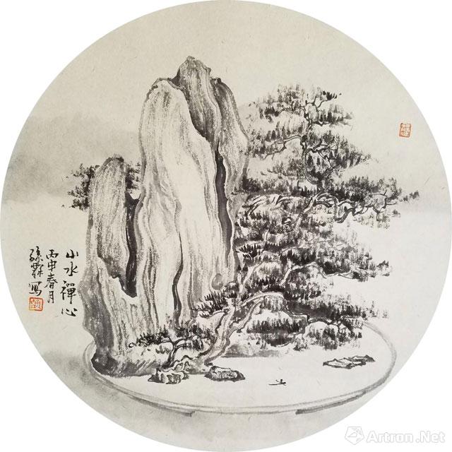 五、六月份的杭州烟雨迷濛,反倒生出几分浪漫来。沏一壶清茶,在孙霖造的蜀西山水、川派盆景湖石仙境中流连,热气氤氲间似乎看到这位江南才子正在用他的温柔目光轻抚这些景物。 比起古人的坐究四荒,孙霖更喜欢行走在世间,在真山真水中体味自然之趣,在行旅写生中亲近自然之意。观他近期游历峨眉山、乐山、青城山、都江堰、桂湖等蜀西山水的写生作品,江南人的细致温和扑面而来,笔墨皴染间极尽细腻婉转之能事,却又不失洒脱清润。明明是在缣素方寸之间,却运筹帷幄,藏天地精妙于布局构思,不免引人神游。 常年置身于林泉名山之间的孙霖,又将