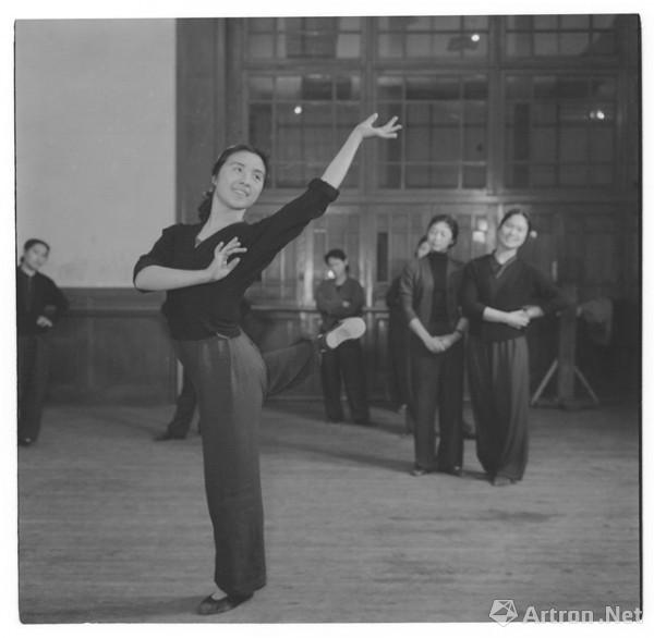《中央歌剧舞剧院演员赵青在练功 牛畏予 50x50cm 1962年 明胶银盐