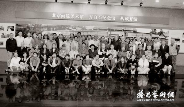 2005年9月23日，北京画院美术馆、齐白石纪念馆落成开馆，孙安民副市长与北京画院全体工作人员合影留念