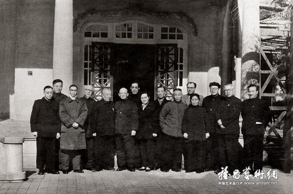 上海中国画院画师与来访的苏联画家合影