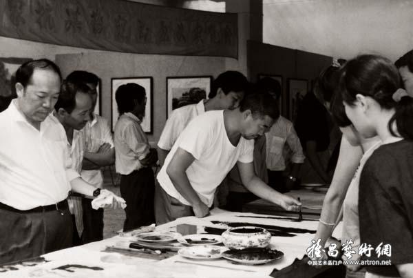 1997年7月在北京画院展厅举办“北京画院抗洪救灾书画义卖笔会”