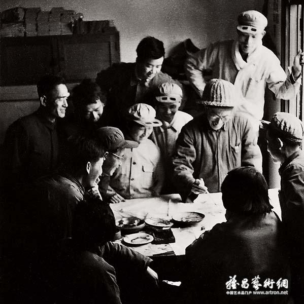 上海中国画院朱梅村辅导上钢三厂的业余美术工作者