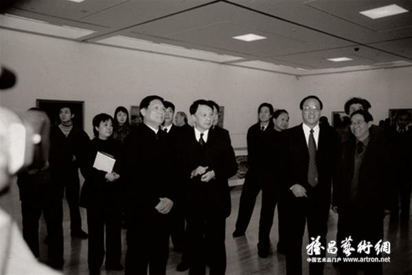2003年11月，刘淇同志、刘敬民同志在中国美术馆观看“北京风韵系列作品展·园林胜境”