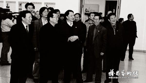2002年，李瑞环同志在中国美术馆观看“大匠之门—北京画院作品展”
