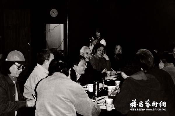 2001年11月，北京画院邀请著名美术理论家座谈