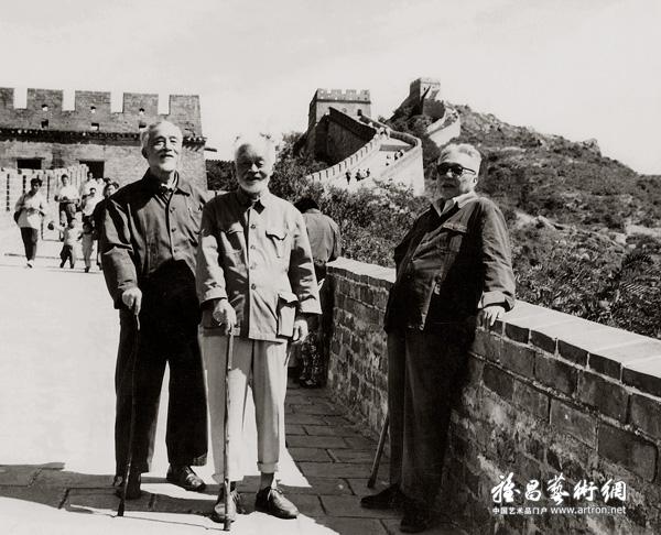 上海中国画院画家陈秋草（左）、朱屺瞻（中）、谢稚柳在八达岭长城