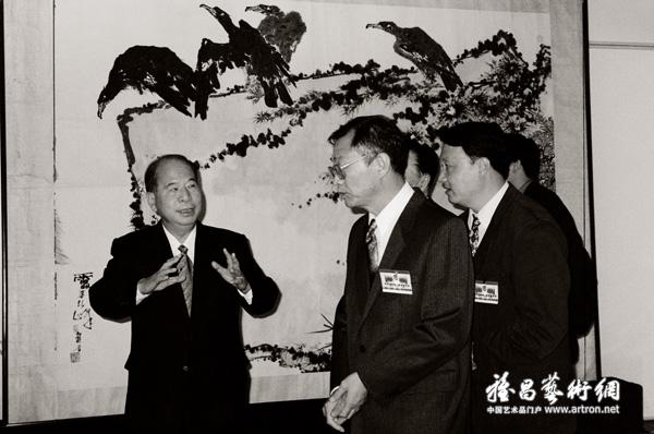 1999年，尉健行同志在全国政协礼堂观看北京画院藏品