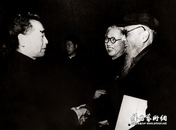 在全国政协会议上，周恩来总理亲切接见上海中国画院丰子恺、王个簃