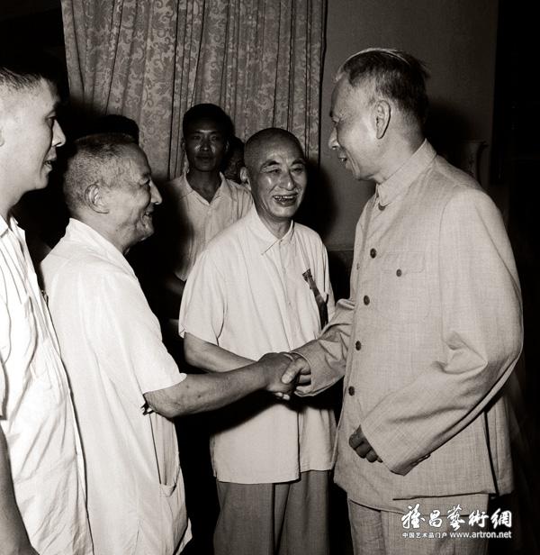 1957年在第三届全国文代会上，国家主席刘少奇与北京中国画院副院长陈半丁亲切握手