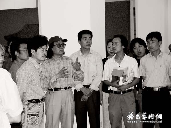 2004年6月22日，石齐带领学生在中国美术馆观看“北京风韵系列作品展·故城寻梦”展览