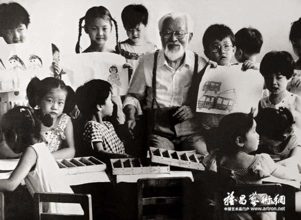 20世纪80年代，上海中国画院画家朱屺瞻与小朋友在一起