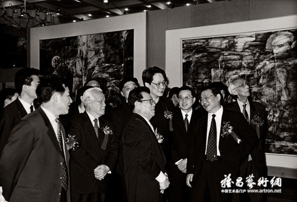 在“当代国画优秀作品展·上海作品展”上，李瑞环与王力平（右二）等一起欣赏作品