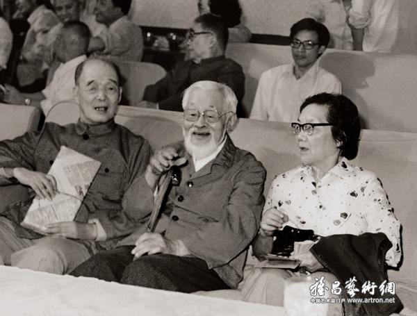 应野平、朱屺瞻、吴青霞在庆祝上海中国画院建院25周年纪念会上