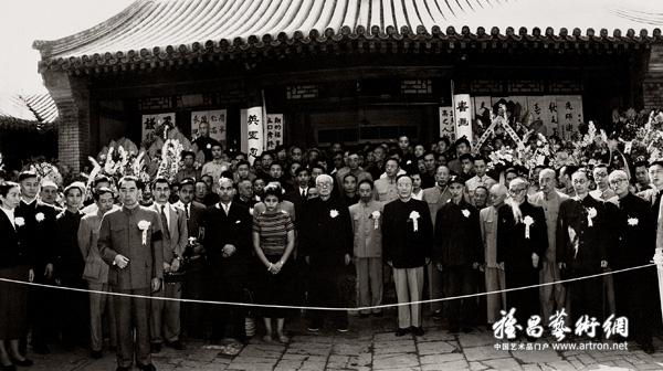 1957年9月18日，齐白石逝世后，周恩来总理出席在地安门雨儿胡同13号齐白石故居举行的公祭仪式