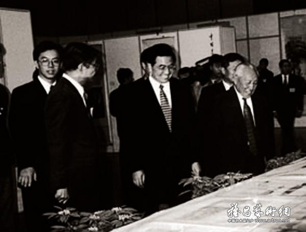 1999年，胡锦涛同志、杨汝岱同志在全国政协礼堂观看北京画院藏品