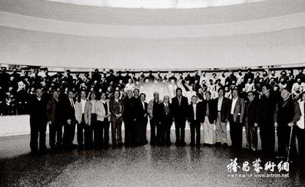 2002年,“大匠之门—北京画院作品展”在中国美术馆举办，贾庆林同志参观后与画家们合影