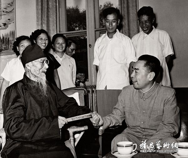 1956年9月1日，周恩来总理出席“授予齐白石世界和平理事会国际和平奖金仪式”并与齐白石亲切交谈
