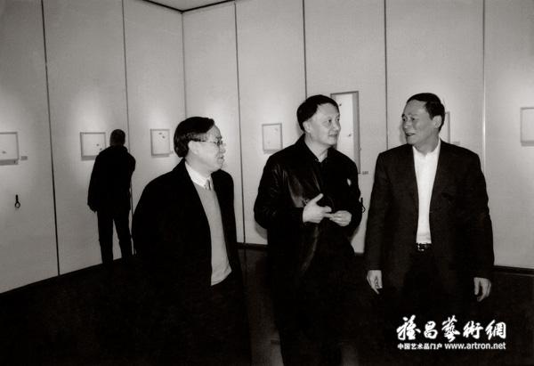 2006年2月1日，王岐山市长在北京画院美术馆观看齐白石作品