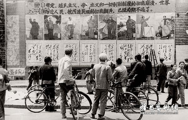 上海中国画院创作的一组毛主席像陈列在淮海路边