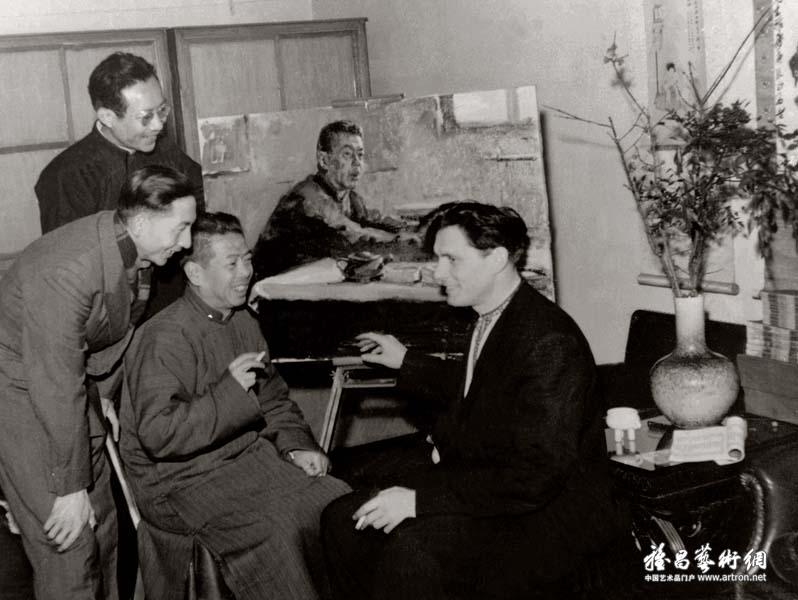 苏联画家与上海中国画院画家孙祖勃（左一）、张守成（左二）、江寒汀（左三）交谈