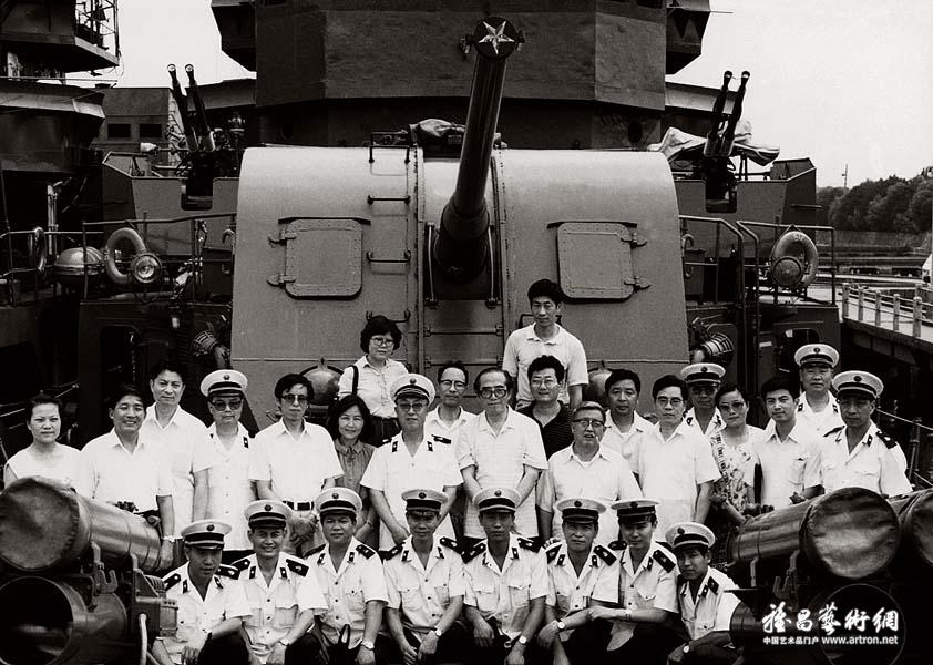  上海中国画院画师赴海军基地拥军时与海军将士合影