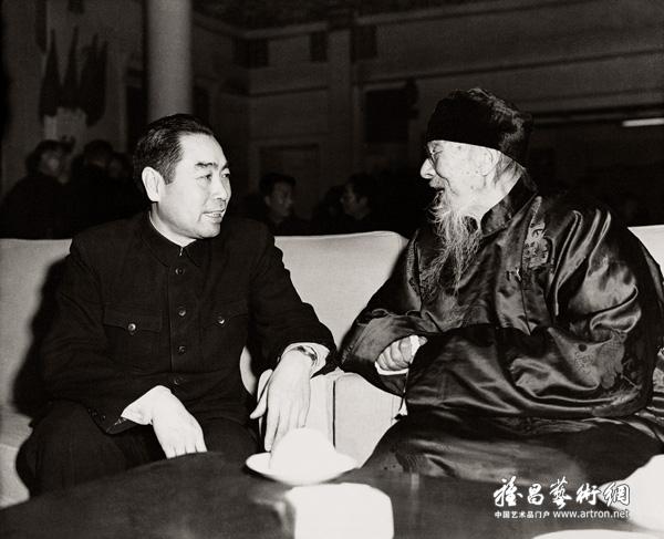1953年1月7日，中华全国美术工作者协会、中央美术学院为齐白石93岁寿辰举行庆祝会。 国务院总理周恩来出席庆祝会并与齐白石亲切交谈。