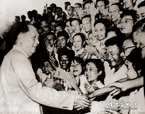 在全国文代会上，毛主席与上海文艺界人士亲切握手