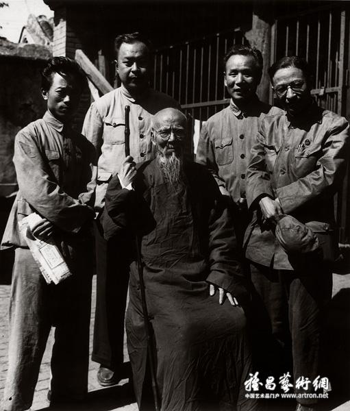 齐白石与刘迅（左一）、朱丹（左二）、胡考（右一）、李可染（右二）合影