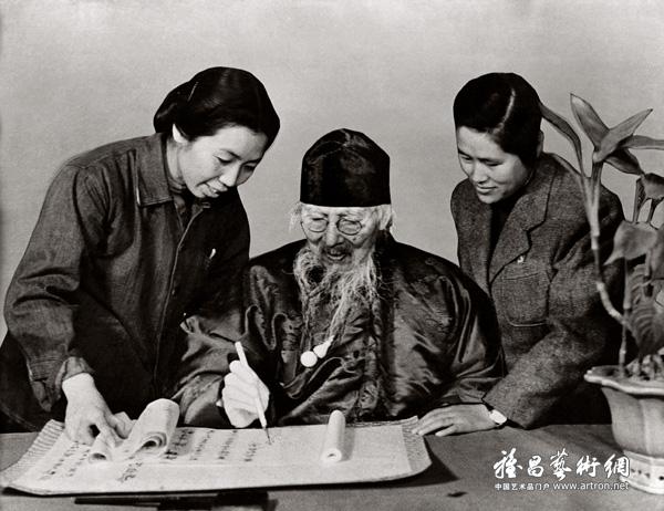 首都文艺界人士于1955年2月17日集会，举行反对使用原子武器签名运动，图为中国美术家协会主席齐白石在签名