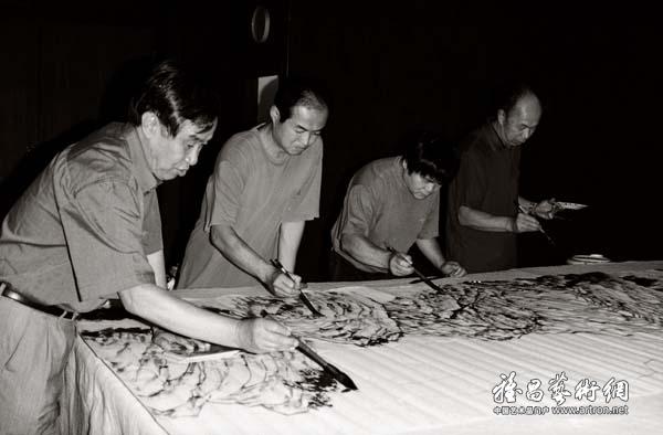 2000年，北京画院画家（左起：杨延文、庄晓雷、李小可、张仁芝）在北京画院多功能厅合作绘画
