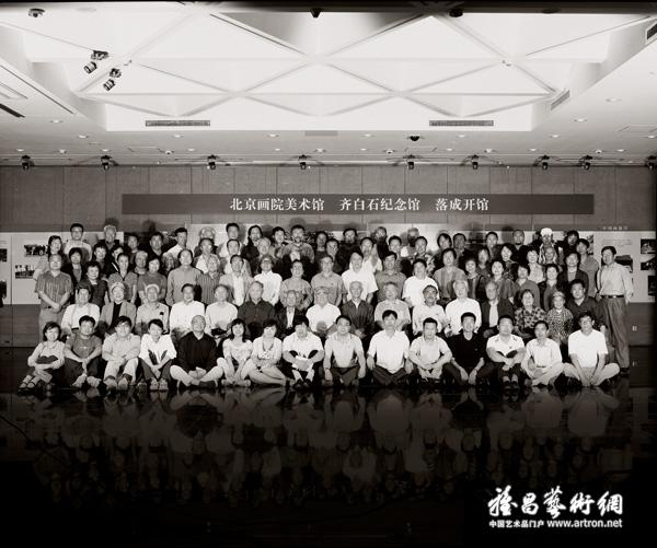 2007年5月14日，北京画院建院50周年纪念日，画院全体工作人员在北京画院美术馆合影留念