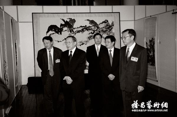 1999年，李岚清同志、王兆国同志在全国政协礼堂观看北京画院藏品