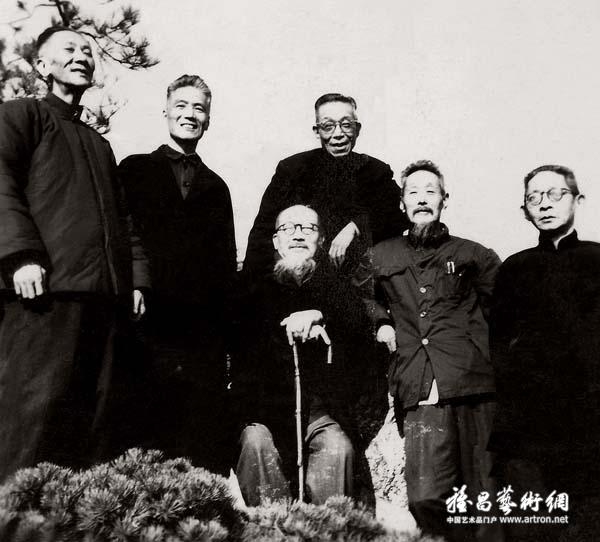 上海中国画院老画师合影（左起：张大壮、叶露园、马公愚、来楚生、邓怀农、陈巨来）