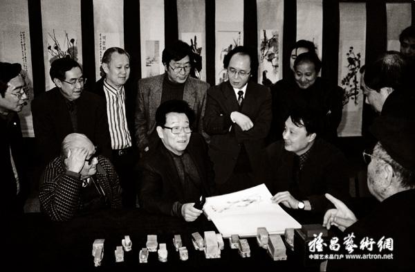 李瑞环同志在北京画院观赏齐白石水族册页和三百石印