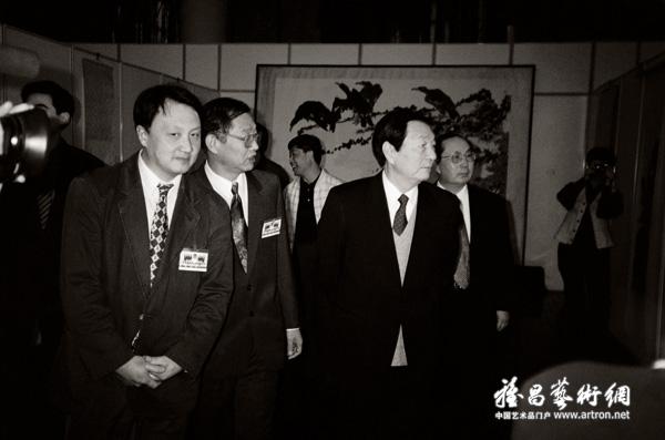 1999年，朱鎔基同志在全国政协礼堂观看北京画院藏品