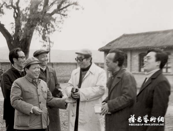 上海中国画院画家程十发、毛国伦在陕西深入生活（左二为刘文西）