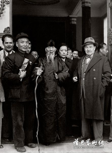 1954年10月5日，齐白石与苏联艺术研究院院长亚·米·格拉西莫夫（前排右一）、中华全国美术工作者协会副主席吴作人等合影