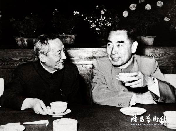 1956年在最高国务会议上，陈半丁与周恩来总理亲切交谈