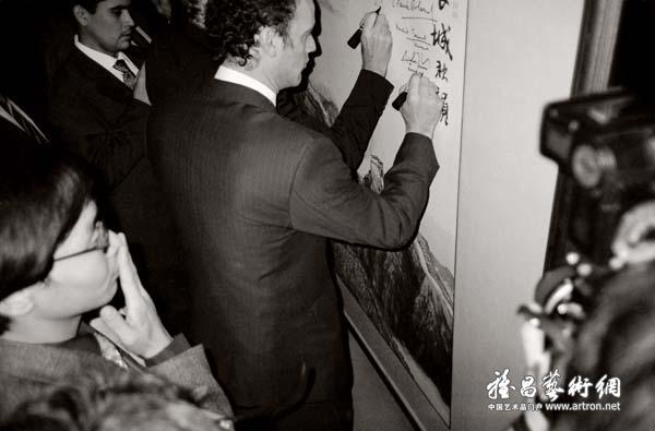 2000年9月，在天安门城楼上，来华访问的外国市长在北京画院画家创作的《长城秋韵》上签名