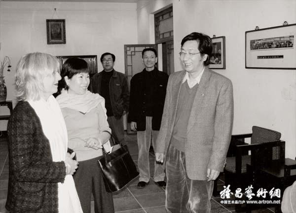 2004年11月，英国文化代表团来北京画院进行学术交流