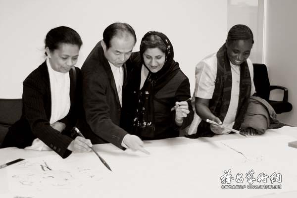 2006年3月8日，驻华大使夫人在北京画院进行文化交流